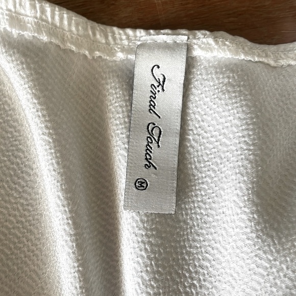 Off the shoulder white polyester shirt size M - Picture 3 of 3